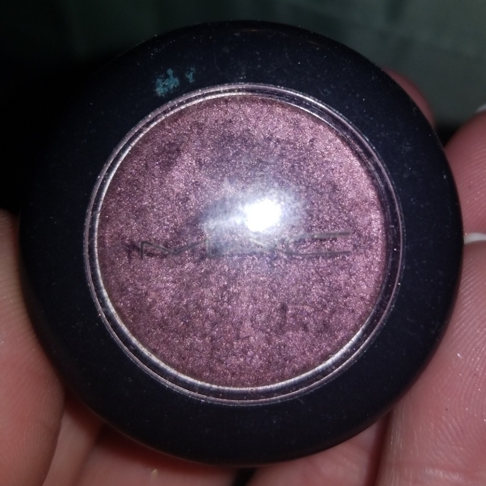 Mac star violet eye shadow